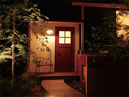 赤い木製玄関ドア、ガラス入り。