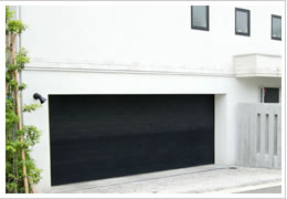 ブラック塗装のスチール製ガレージドア