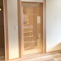 日本製の桧材ドア、引戸