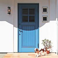 ガラス入りの青い玄関ドア