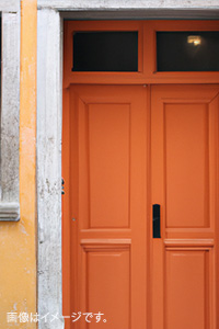オレンジ　ドア塗装イメージ　カラフルなドア。
