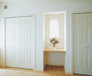 白いドア、洗練された折れ戸パネル