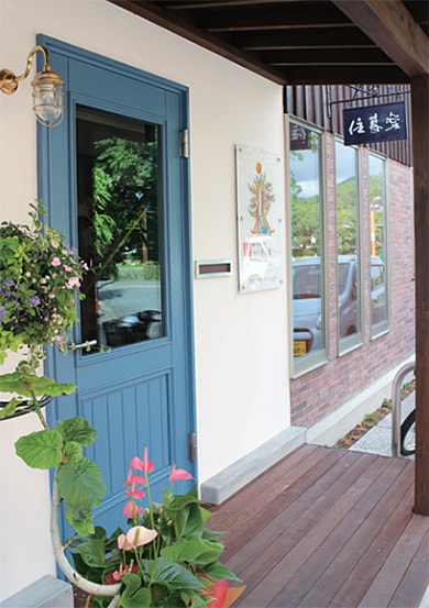 カフェ風の青い玄関ドア