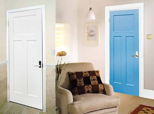 白とブルーの室内ドア、色の違うケーシングの施工例