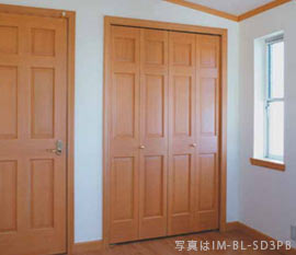 折れ戸、木製の収納扉