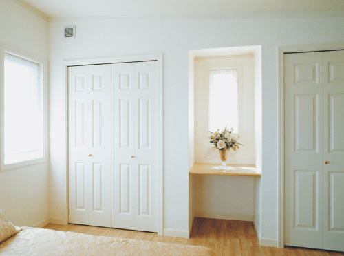 さわやかなホワイト塗装のクローゼット木製扉