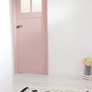 室内ドア、ピンク色の木製扉