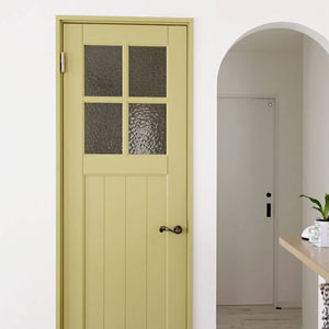 イエローカラーに塗装した室内ドアの施工例