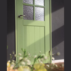 グリーンに塗装した、おしゃれな木製扉