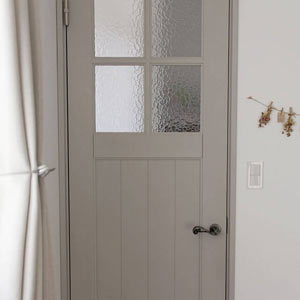 シックなカラーの室内ドア、ガラス付きの木製扉