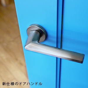 木製の格子窓付き引き戸