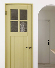 イエロー塗装の木製室内ドア