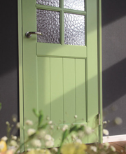 グリーンの洗練された木製ドア