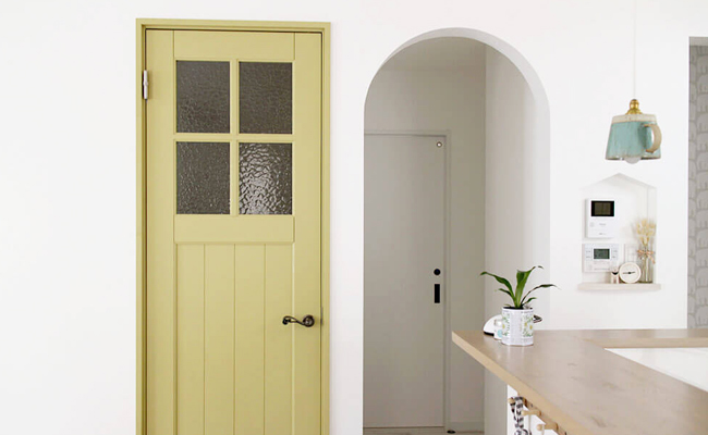 イエロー系の塗装をした、かわいい木製ドア