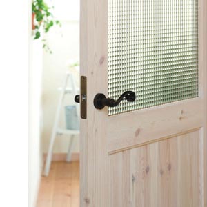 国産のヒノキ材を使った木製ドア
